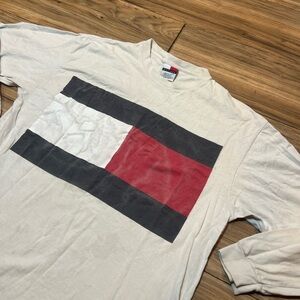 VTG. Tommy Hilfiger big logo tshirt! Sz. L